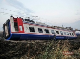 В Турции сошел с рельсов поезд, более двух десятков пассажиров погибли