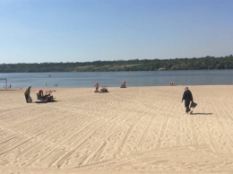 На центральном пляже Запорожья вандалы сломали более половины фонтанчиков для питья и мойки ног