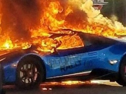 Забывчивый водитель минивэна спалил на заправке Lamborghini Huracan