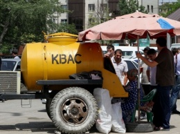 Запорожцам показали, что находится в бочках с квасом, который продают на улице (ВИДЕО)