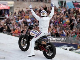 Побит мировой рекорд по прыжкам на мотоцикле: 52 машины, 16 автобусов и фонтан