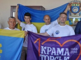 Мэр Краматорска вручил флаги местным альпинистам, собирающимся покорить Казбек