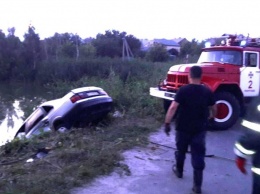 Сразу протрезвел: в Рыбцах водитель Volkswagen Passat перевернулся в пруд