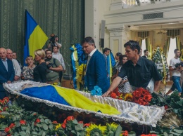 Появилось фото и видео, как Гройсман, Тимошенко, Яценюк и сотни людей прощались с Левком Лукьяненко