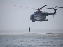 Учения Sea Breeze в Одессе: Пограничники отработали прыжки с вертолета в воду (фото)