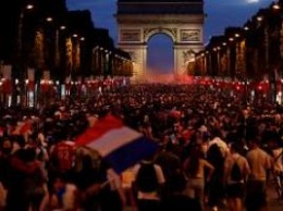 Как в Париже праздновали выход Франции в финал ЧМ-2018. Видео