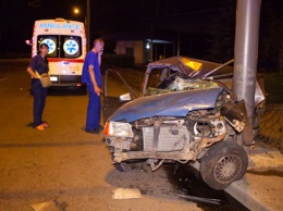 На Набережной Заводской Opel въехал в опору: водитель погиб