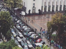 Движение в центре Киева затруднено: под Радой митинг «евробляхеров»
