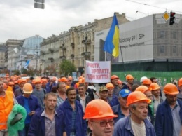 «Азоту - работу!»: на Крещатике тысяча рабочих в касках собрались на еще один митинг, - ВИДЕО