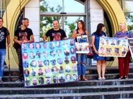 "Кривбассовцы" в Днепре провели акцию поддержки заложников Кремля, - ФОТО