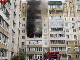 Масштабный пожар под Киевом: горит многоэтажный дом (видео)