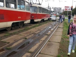 В Киеве на Борщаговке легковушка влетела в трамвай на рельсах (фото)