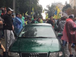 «Если мы идем в Европу, почему европейские автомобили не идут к нам?»: чего хотят люди, заблокировавшие правительственный квартал в Киеве