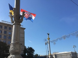 Крещатик запестрел клетчатыми флагами Хорватии. Фото