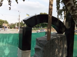 Появилось видео, как вандал изувечил памятник чернобыльцам в Мелитополе (видео)