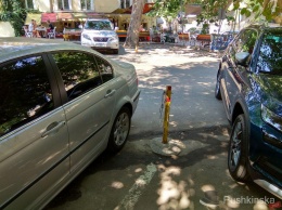 «Парковочный» скандал в Одессе: муниципалы и арендаторы парковки подрались из-за демонтажа столбиков. Фото