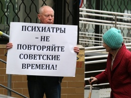 Задержанному за плакат "Путина в императоры!" отменили принудительное лечение
