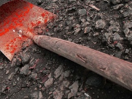 На Херсонщине лопата чуть не лишила жизни молодую женщину