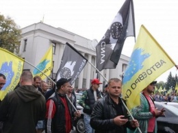 Протестующие "евробляхеры" блокируют выезд из Верховной Рады