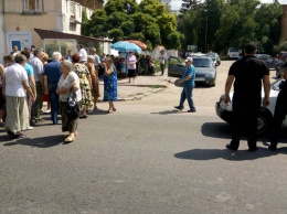 В Первомайске местные жители перекрыли дорогу с требованием не закрывать отделение «Укрпочты» в одном из районов города