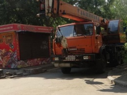 В Мариуполе демонтировали незаконный торговый киоск, - ФОТО