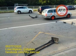 В Киеве легковушка на скорости влетела в маршрутку с пассажирами на остановке (фото)