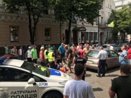 ЧП возле Рады: иномарка сбила протестующего «евробляхера». ФОТО