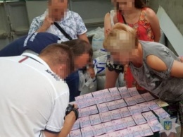 На Днепропетровщине задержали трех взяточников: двух сотрудников суда и заместителя мэра