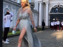 «Настоящая леди»: поклонники сражены «бесконечными» ногами и платьем 43-летней Яны Рудковской