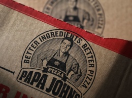 Из рекламы Papa John's стали убирать фото обвиненного в расизме основателя