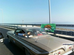 Владельцы зарубежной авто-классики промчали по Крымскому мосту