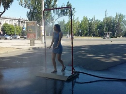 Спасение от жары: на центральной улице Николаева спасатели установили "водяную рамку"