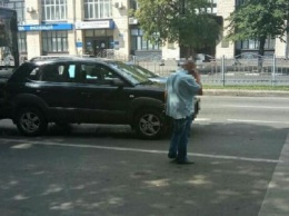 В центре Харькова троллейбус не разминулся с двумя иномарками, - ФОТО