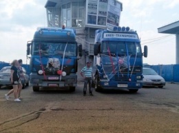 В Омске молодожены приехал в ЗАГС на грузовиках