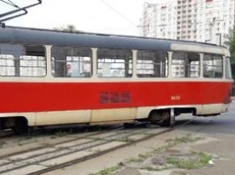В Киеве трамвай сошел с рельсов, движение транспорта частично заблокирвоано