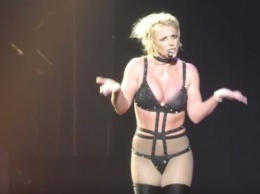 Бритни Спирс показала грудь на своем концерте