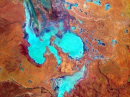 Радужное озеро в Австралии появляется раз в 50 лет (фото)