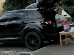 В Днепровском районе бабушка торговала сливами с борта Range Rover, - ФОТО