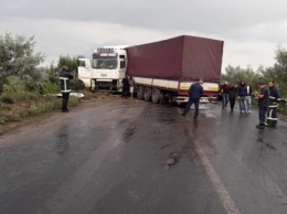 Масштабное ДТП: Под Черновцами столкнулись четыре легковых автомобиля и два грузовика