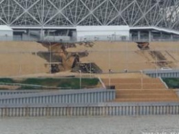 В день финала ЧМ в Волгограде начал рушиться стадион, а новую дорогу размыло дождем
