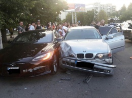 На Таирова водитель «BMW» на еврономерах протаранил «Tesla» - участник ДТП убегал босиком. Фото