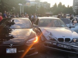 ДТП, стрельба, погоня босиком: в Одессе школьник на "евробляхах" развалил Tesla (ВИДЕО)