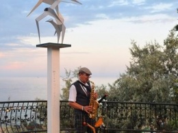 «Заезжий музыкант целуется с трубою»: на набережной Черноморска звучит прекрасная музыка