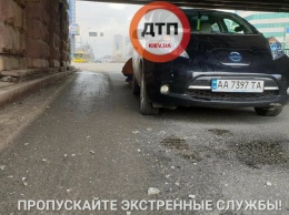 В Киеве кусок разрушающегося Воздухофлотского моста упал прямо на автомобиль