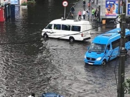 Непогода в Украине: областной центр превратился в ставок. ФОТО
