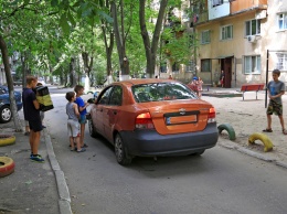 Дорожно-морожный сбор: группа пацанов взимает "дань" за проезд во дворе на Сегедской