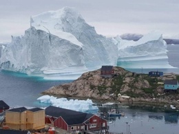 В Гренландии одной из деревень угрожает гигантский айсберг