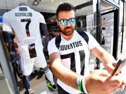 За первые сутки после перехода Роналду в "Ювентус" фанаты купили более полумиллиона его футболок - СМИ