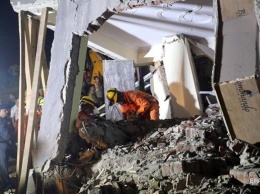 В Индии рухнул многоэтажный дом: под завалами десятки людей