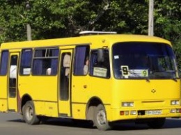 Неадекватный пассажир: в Черноморске мужчина избил женщину в маршрутке, видео